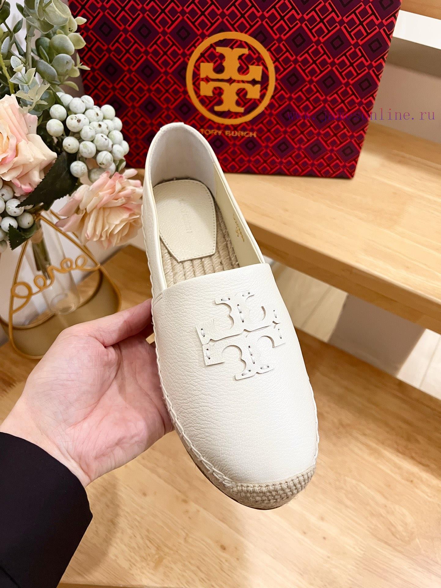 Tory Burch's iconic double T fisherman shoes are refreshed in large proportions with the new7oh0z205 - Image 8