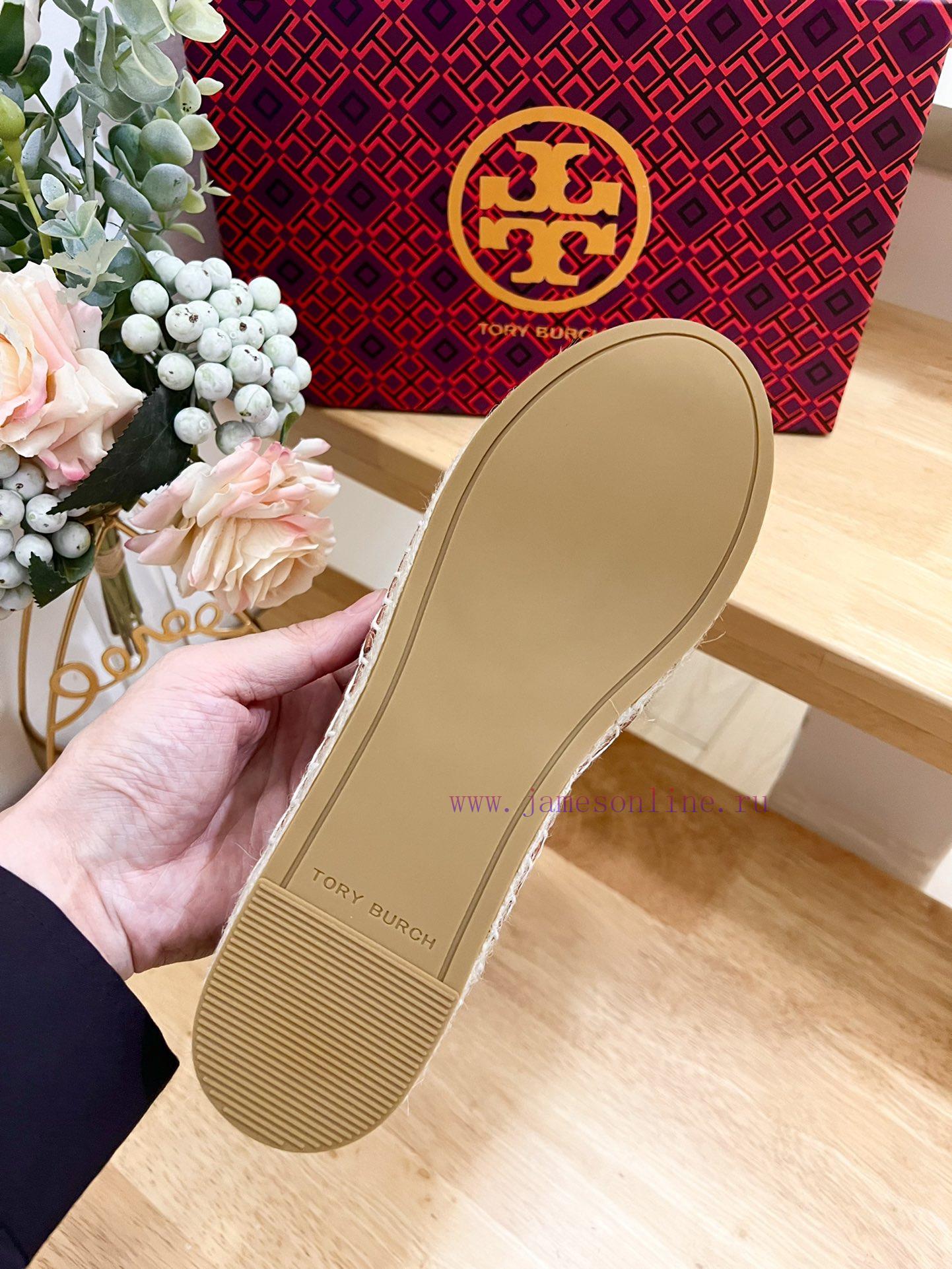 Tory Burch's iconic double T fisherman shoes are refreshed in large proportions with the new7oh0z205 - Image 10