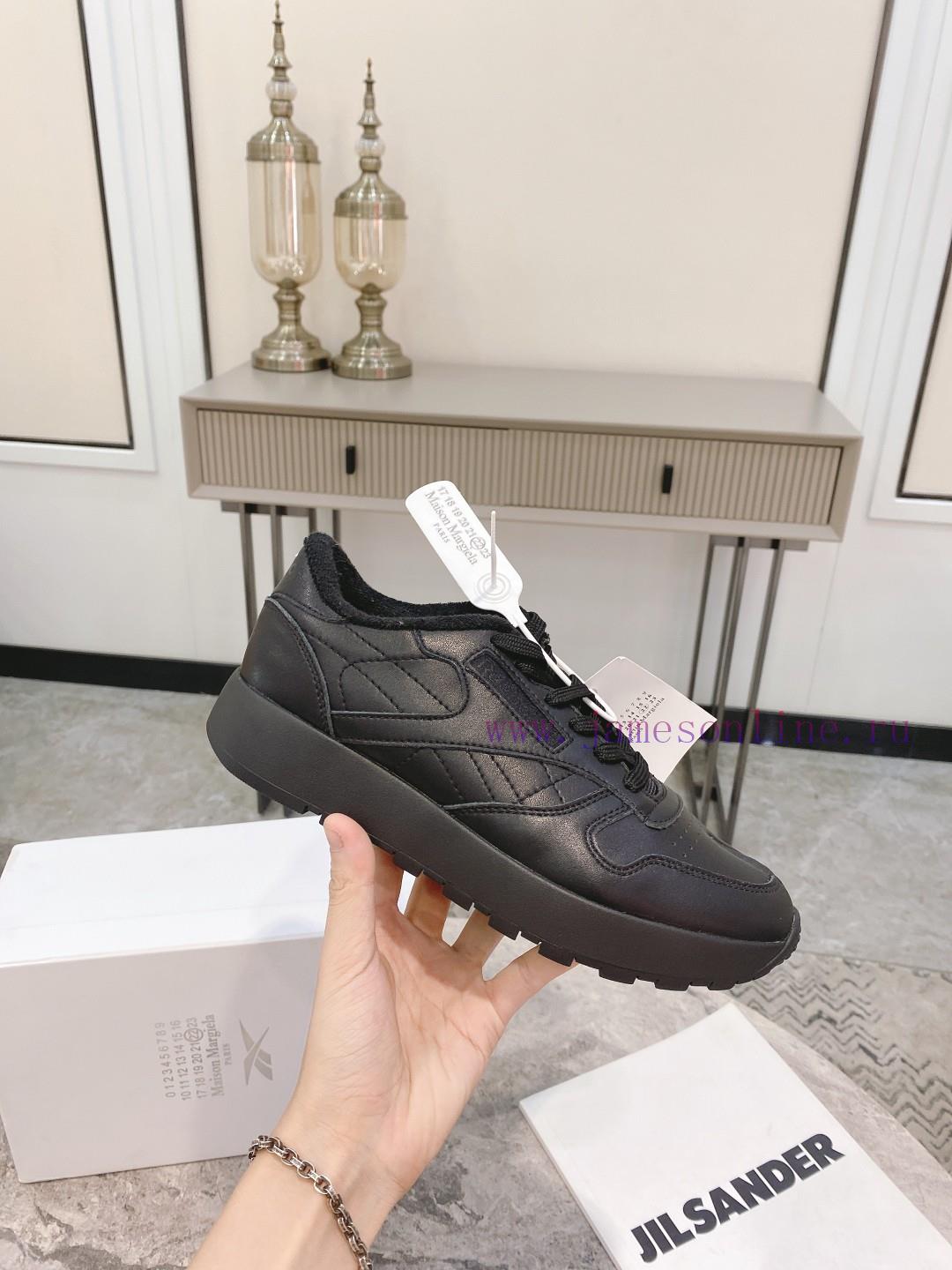 Top tierPaired with socks, Maison Mar * giela Reebok collaborates on the MM6 split toe shoesg9fh2ke0