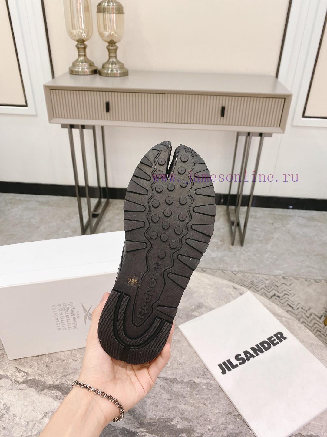 Top tierPaired with socks, Maison Mar * giela Reebok collaborates on the MM6 split toe shoesg9fh2ke0 - Image 9
