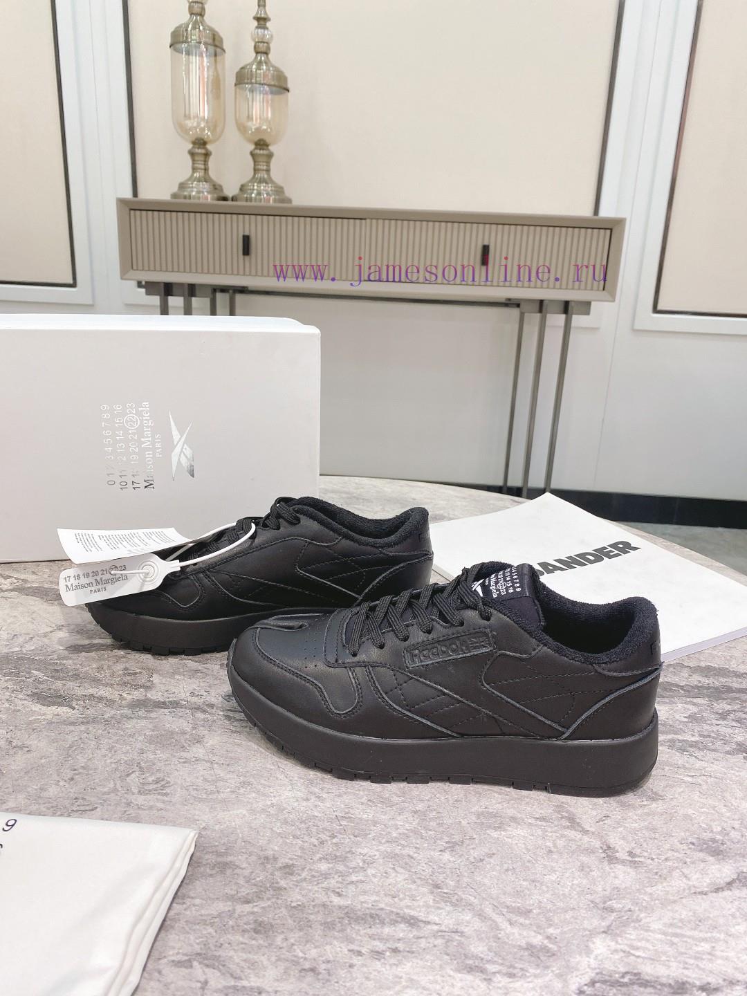 Top tierPaired with socks, Maison Mar * giela Reebok collaborates on the MM6 split toe shoesg9fh2ke0 - Image 10
