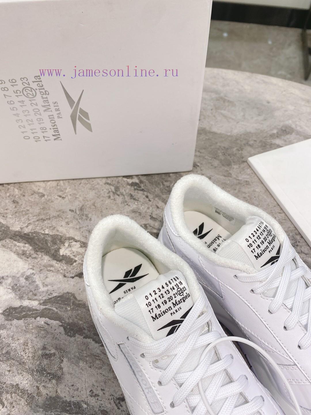 Top tierPaired with socks, Maison Mar * giela Reebok collaborates on the MM6 split toe shoesx4eq25xu - Image 9