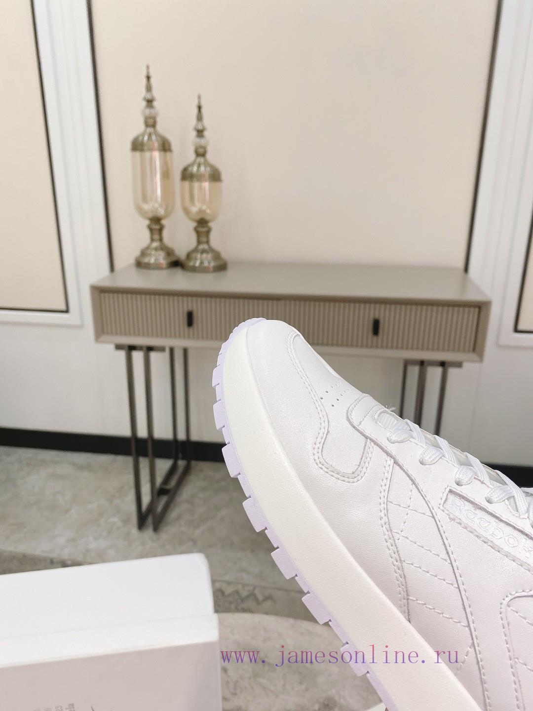 Top tierPaired with socks, Maison Mar * giela Reebok collaborates on the MM6 split toe shoesx4eq25xu - Image 10