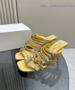 Burberry's new sheepskin M ü ller shoes, paired with leather heels and circular toe in the sdpaoruza