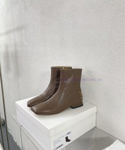 Margiela, a 2cm short heel square toe shoe with a retro vibeBlack cowhide short and retro elsh08empy