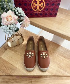 Tory Burch's iconic sculptural brass double TLogo showcases the classic silhouette of the ne5g2terhq