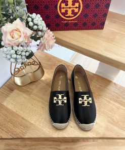Tory Burch's iconic sculptural brass double TLogo showcases the classic silhouette of the netc1ldku2
