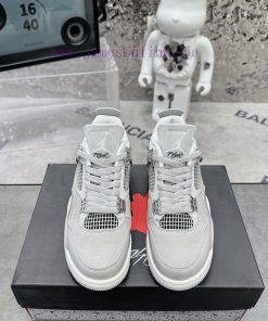 Air Jordan 4 GreyThe classic mesh window area of the Qiao 4 is sewn with a joint label on thp1lo89mh