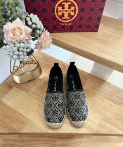 Tory Burch's brand new TMonogram pattern, inspired by the classic pattern of traditional Penpty2w461
