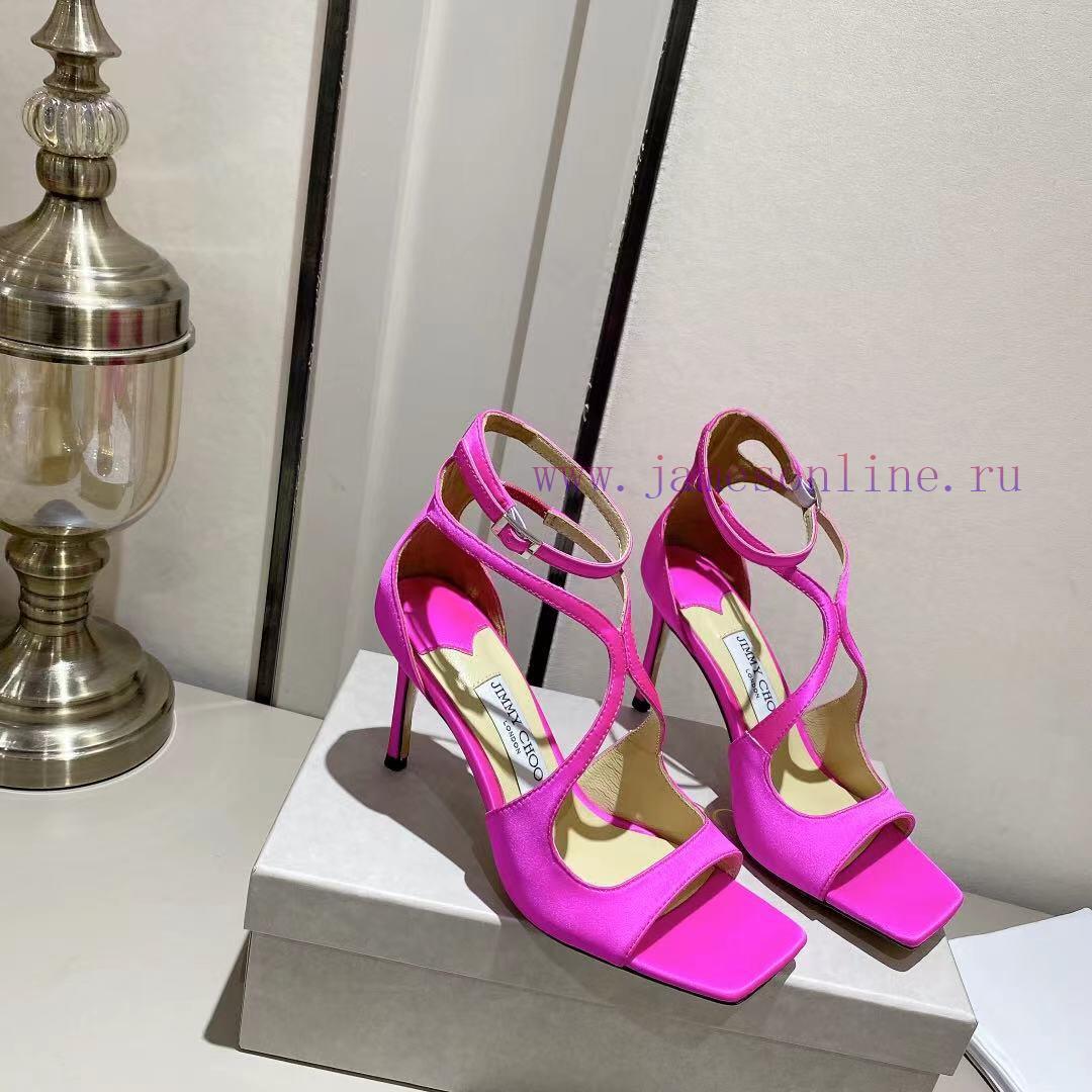Jimmy Choo's custom-made high-heeled sandals in the Paris window showcase are of the highest68igvy2w