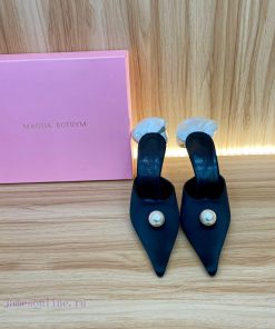 Magda Butrym, as the founder of the brand, has redefined femininity in her unique way. She ci05gte5q