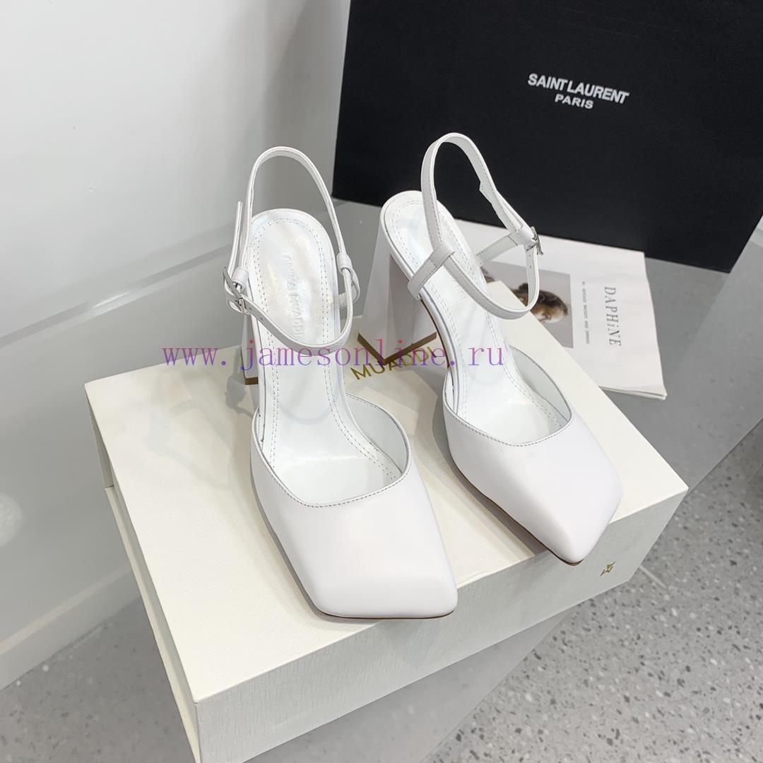 Amina Muaddi2024's new Charlotte series high heels have sharp edges and slanted square headssp1sycnj - Image 3