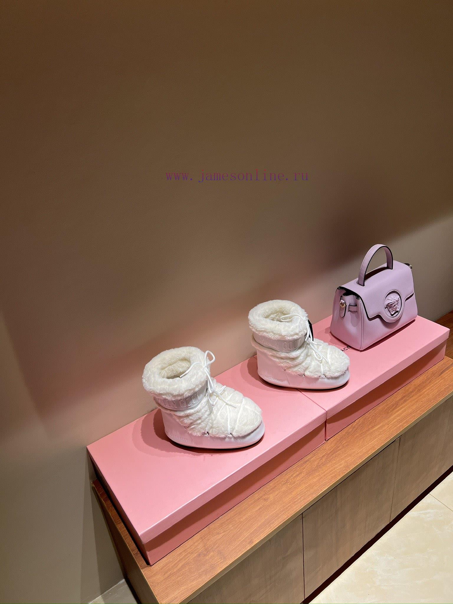 The mostForget about UGG, trendy people are wearing Moon Boot snow bootsIf you find it diffi1n0ge4a4