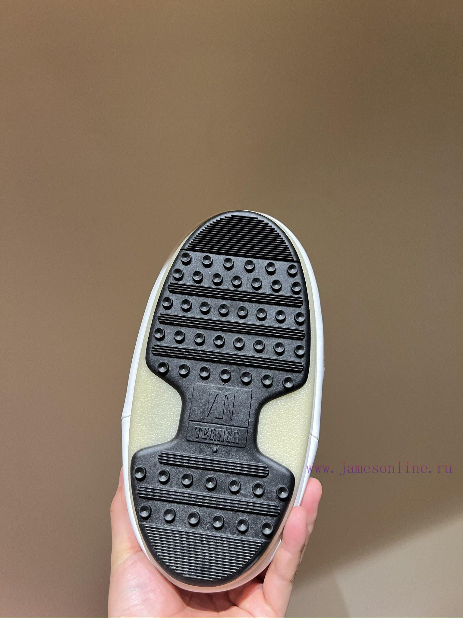The mostForget about UGG, trendy people are wearing Moon Boot snow bootsIf you find it diffi1n0ge4a4 - Image 8
