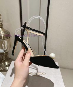 Jimmy Coo is a simple, elegant, and fashionable pair of sandalsOne button high-heeled sandalh1iw8eld
