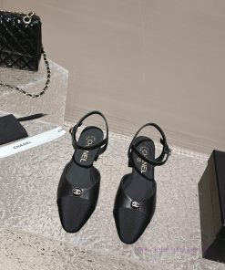 Spot sale𝐂𝐡 * 𝐧𝐞𝐥 23 Top selling productAuthentic gradeColor: Black/White/ApricotImported mi10vmus9v