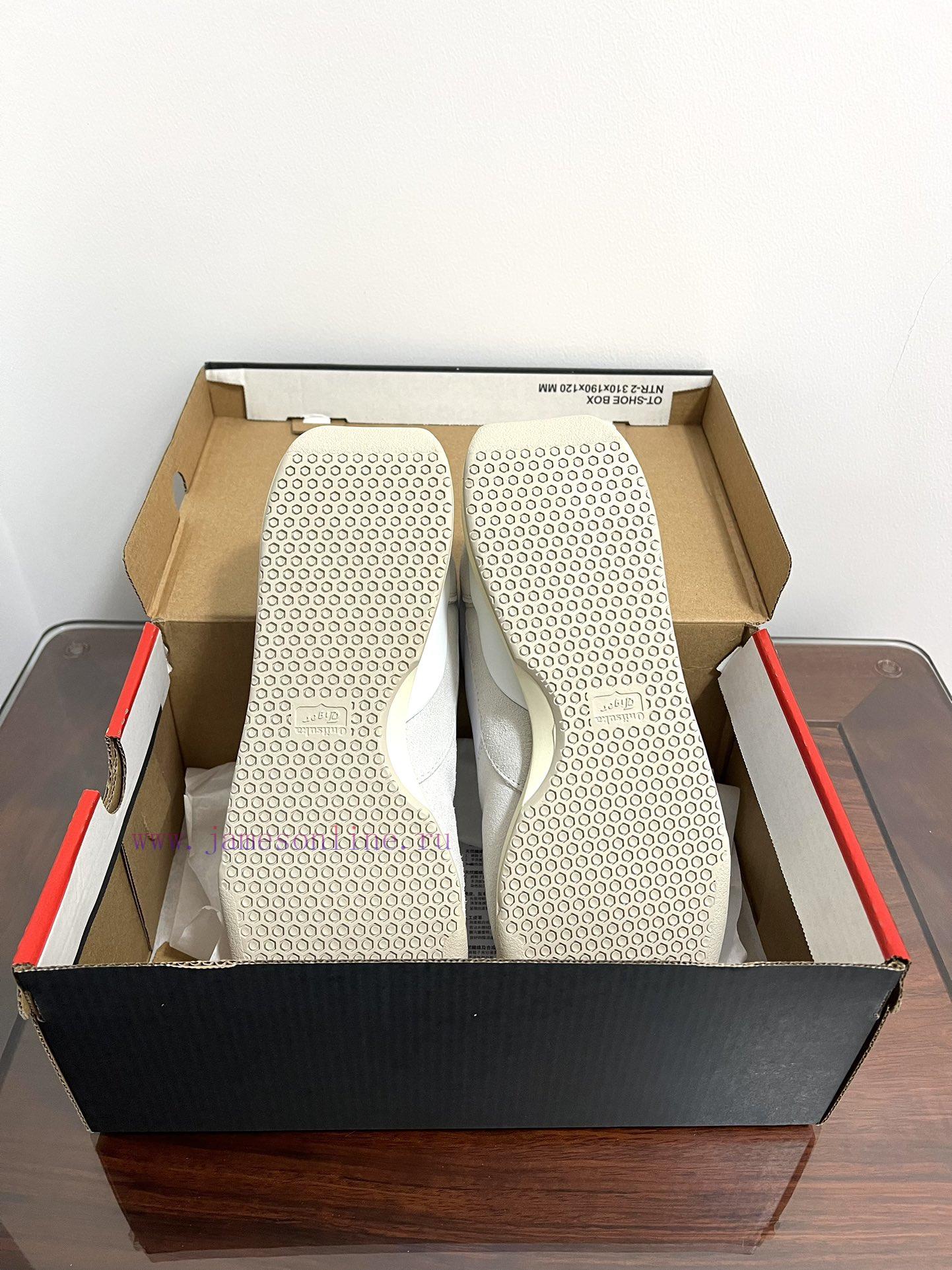 The Onitsuka Tiger UItimate 81 EX low cut blue, red, and white is captured in real life. Thekxkdg1rk - Image 6
