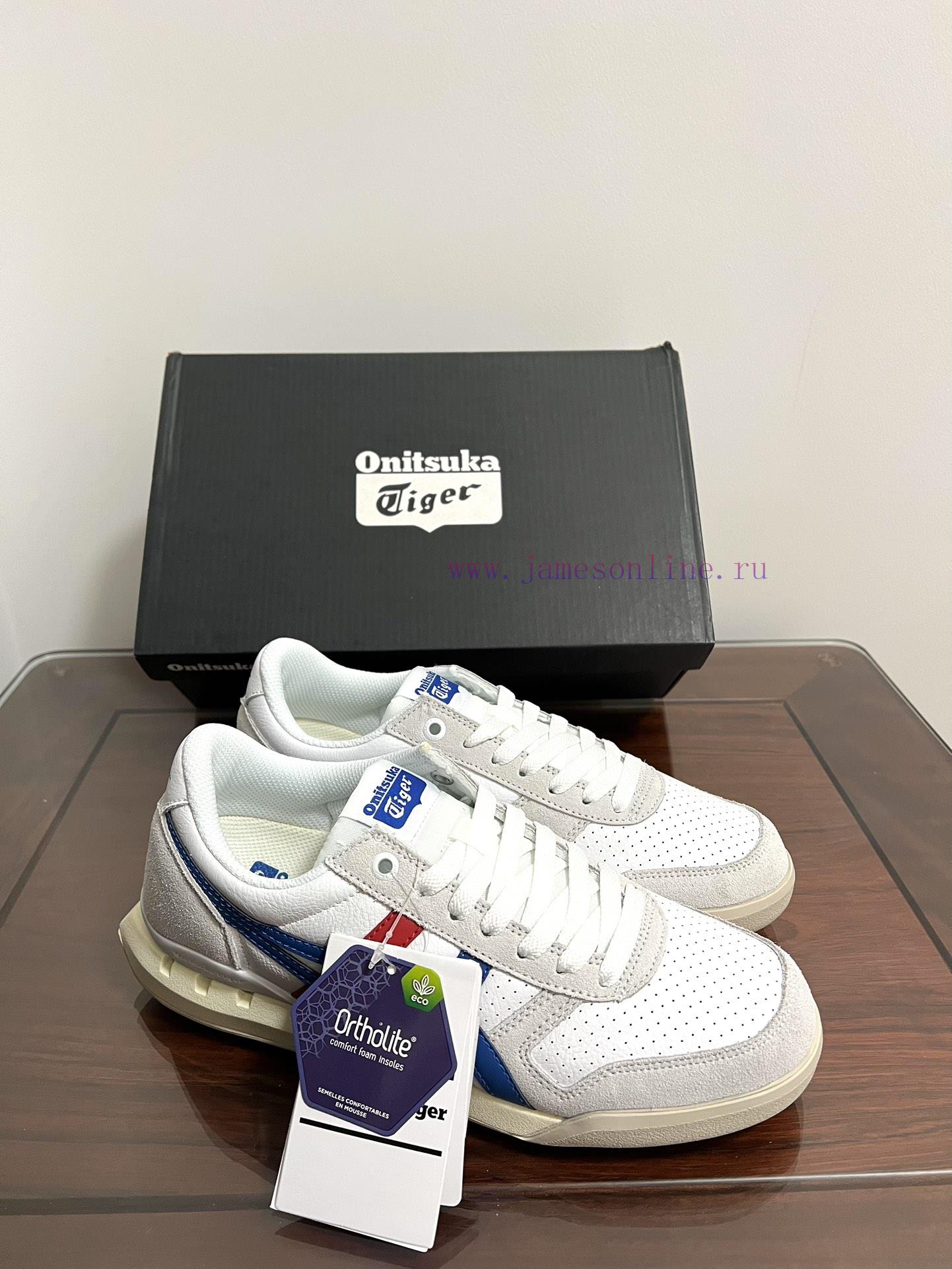 The Onitsuka Tiger UItimate 81 EX low cut blue, red, and white is captured in real life. Thekxkdg1rk - Image 10