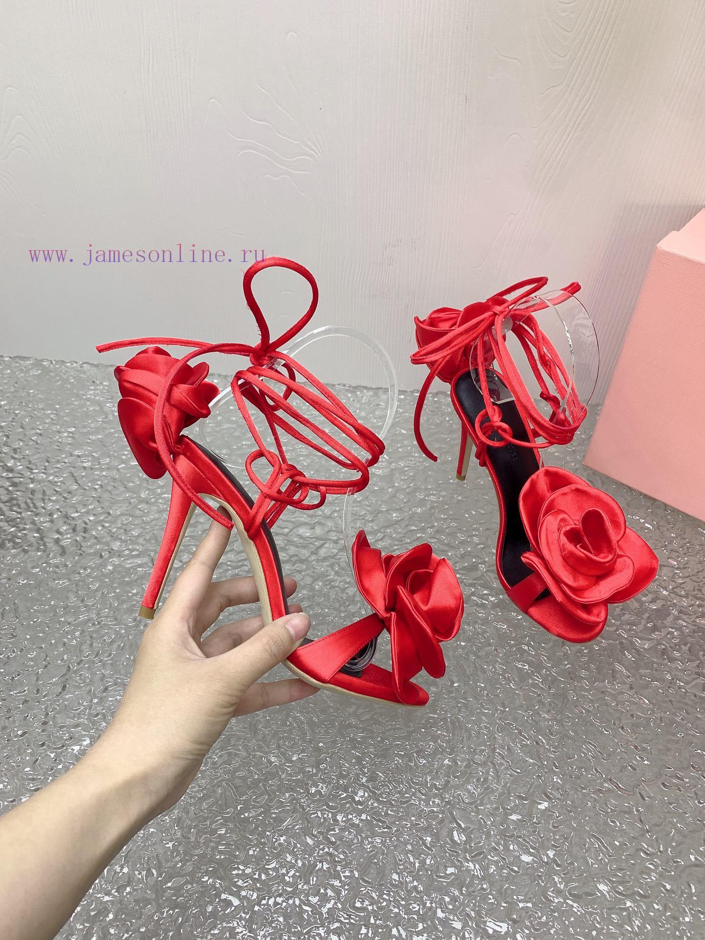 Magda Butrym Create a contemporary perspective of Romanticism, balancing low-key and traditiake01y5j - Image 5