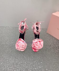 Magda Butrym Create a contemporary perspective of Romanticism, balancing low-key and traditi6y3kawcg