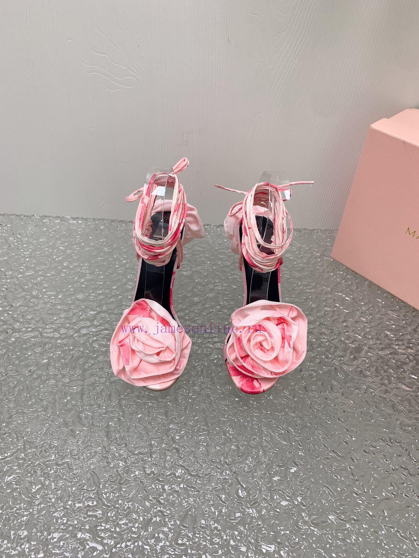 Magda Butrym Create a contemporary perspective of Romanticism, balancing low-key and traditi6y3kawcg