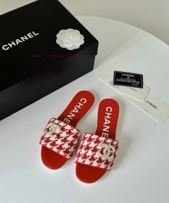 Chanel's new double buckle slippersThis season's honey looks so good when dragged on footTheg7bg79hh