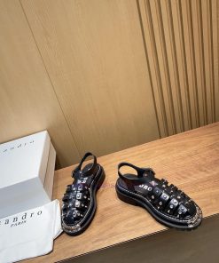 Sandro, a pair of impeccable Roman sandals with large gold teeth and thick soles, is a new snypyjcr0