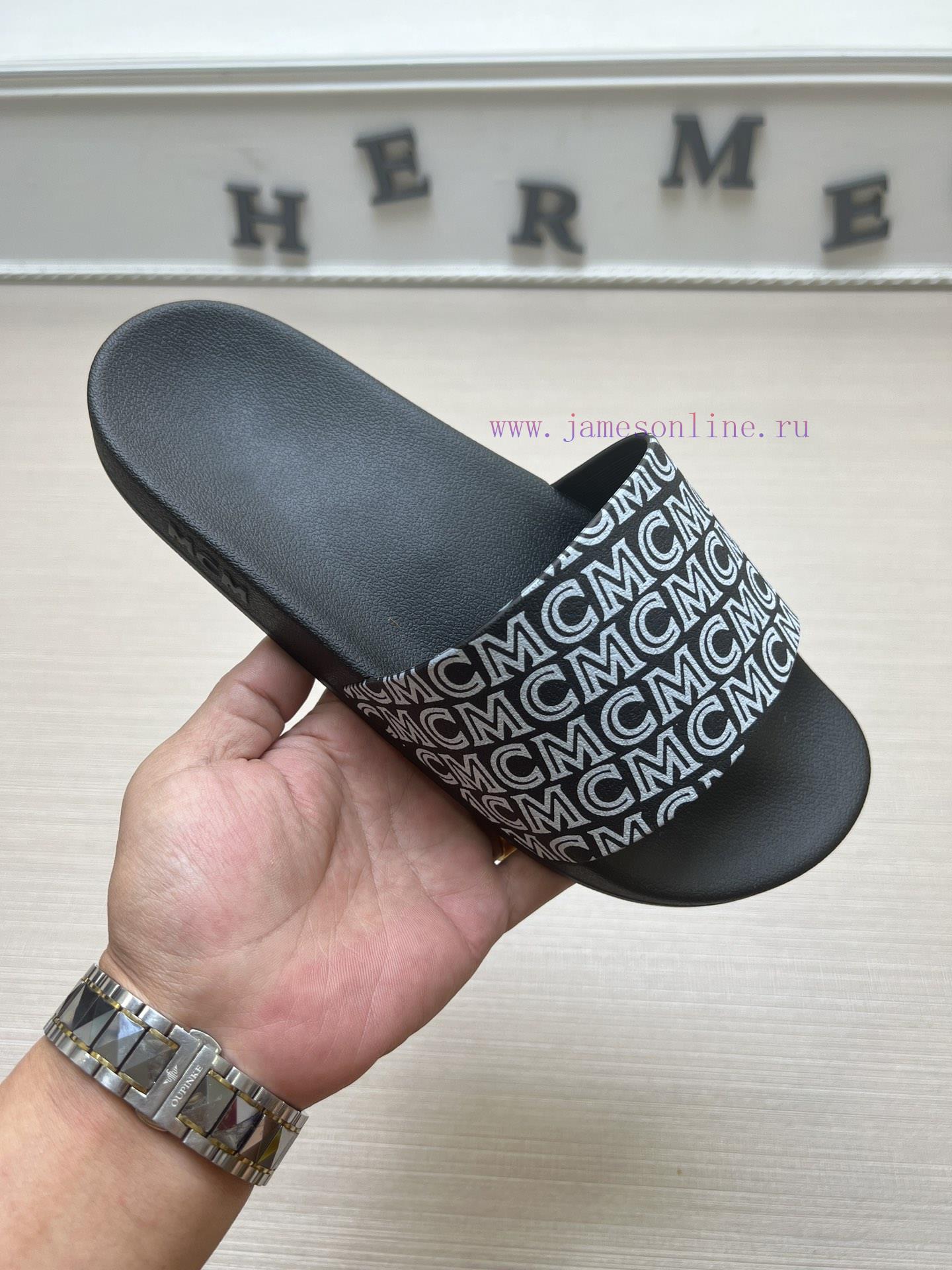 MCM's latest popular fashion slippers, with original 11 mold opening on the official website1jz1at5f - Image 2