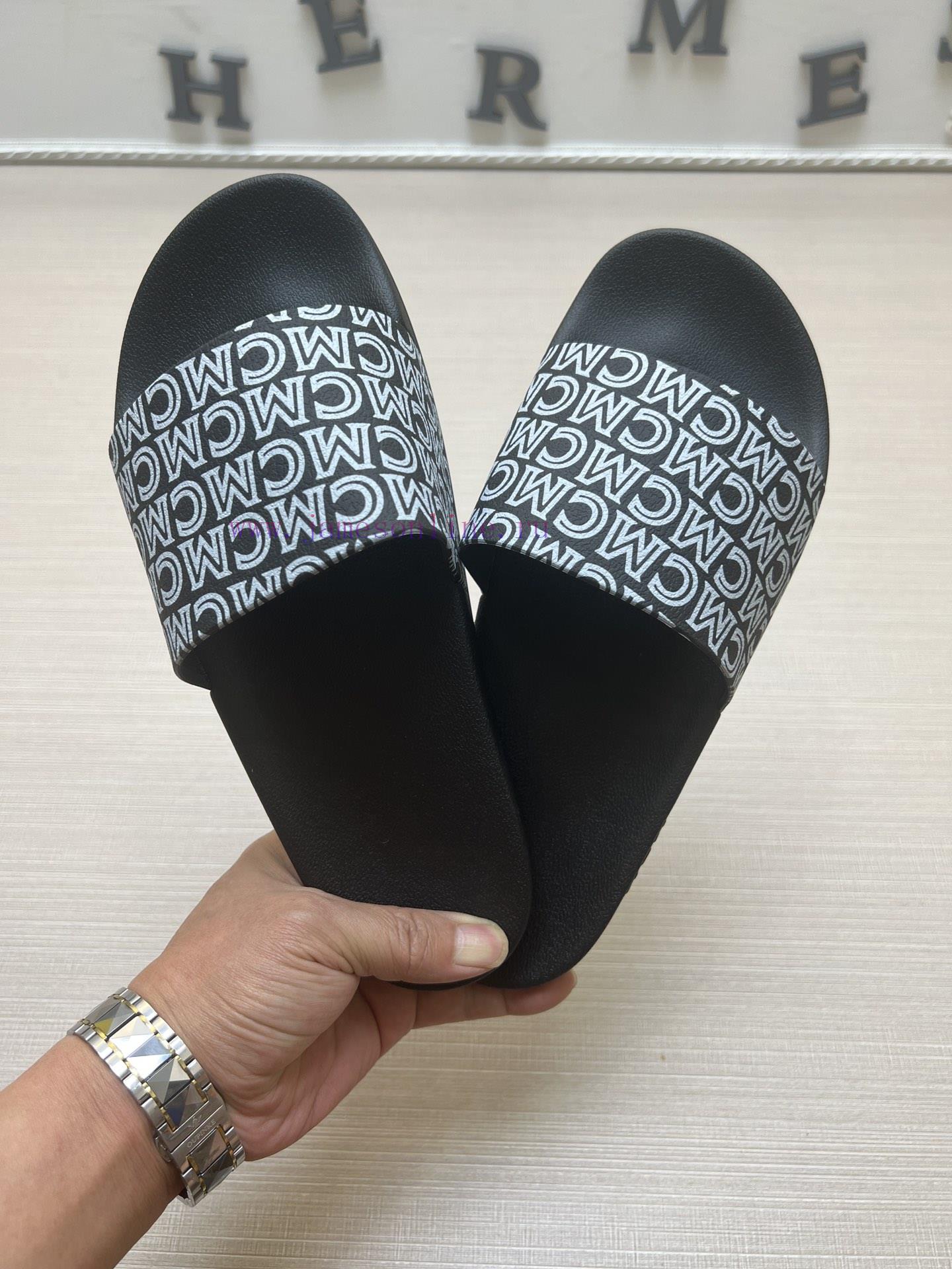 MCM's latest popular fashion slippers, with original 11 mold opening on the official website1jz1at5f - Image 3
