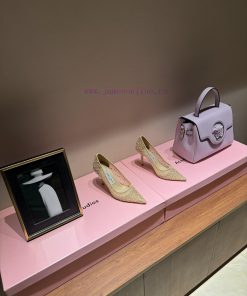 The mostIn early spring 2024, Jimmy Choo released rhinestone pointed slippers for Jimmy Weekufmasesc