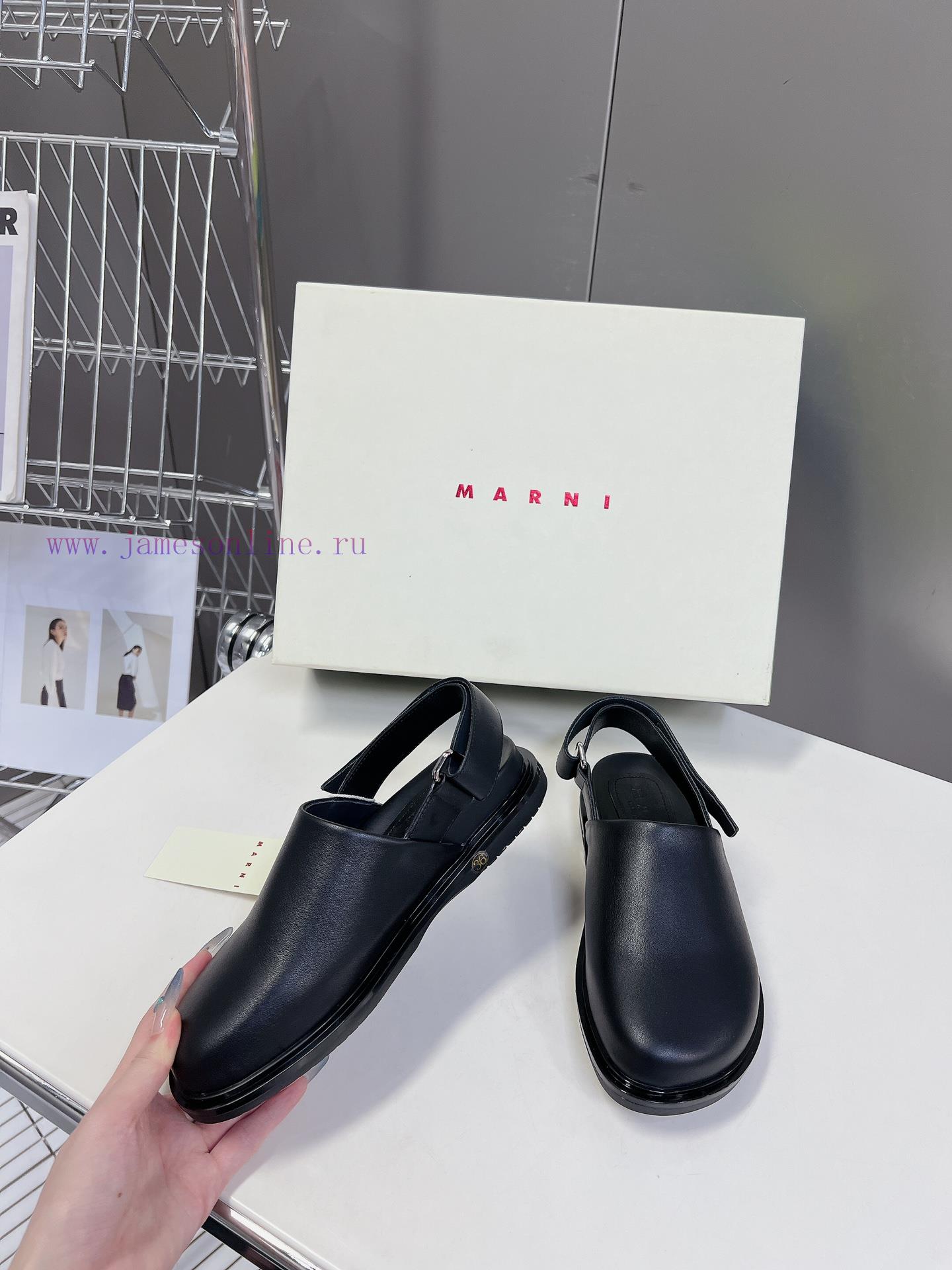 Marni's new spring and summer cross strap sandals are designed with contrasting colors for ayzuavz32 - Image 5