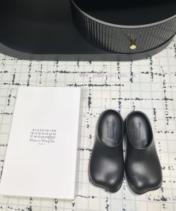 The design of the new 2024 model of MM6 digital logo pattern low heeled sandals is simply tooaabined