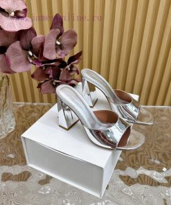 Amina Muaddi2024's new Charlotte series high heels have sharp edges and slanted square headsomjszx1w