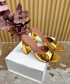 Amina Muaddi2024's new Charlotte series high heels have sharp edges and slanted square headsrr33h2qt