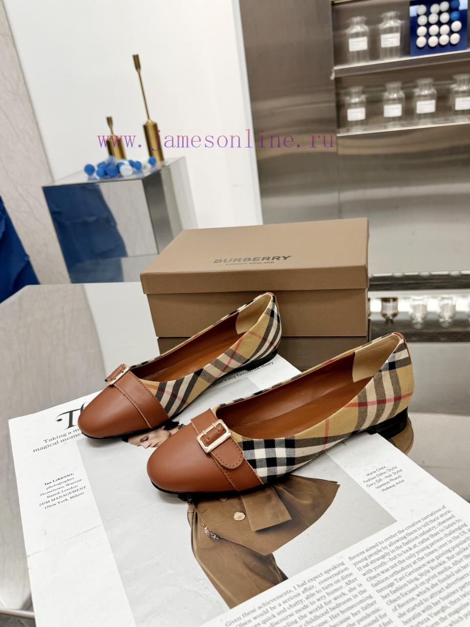 Burberry's classic plaid flat shoes are the least picky and age limited shoes to date. Everyoqrmke8b - Image 2