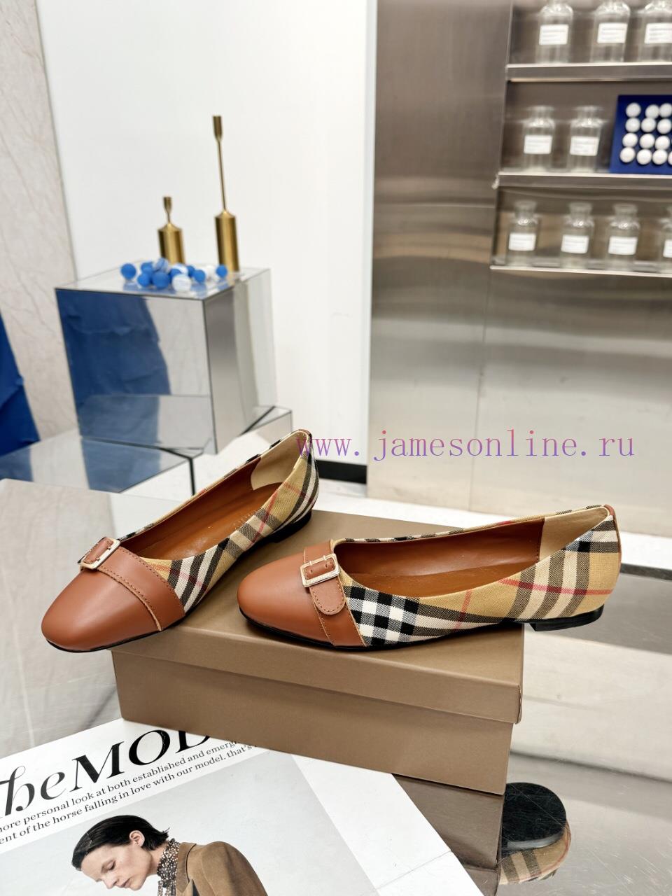Burberry's classic plaid flat shoes are the least picky and age limited shoes to date. Everyoqrmke8b - Image 4