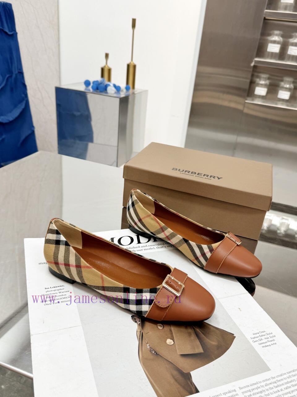 Burberry's classic plaid flat shoes are the least picky and age limited shoes to date. Everyoqrmke8b - Image 8