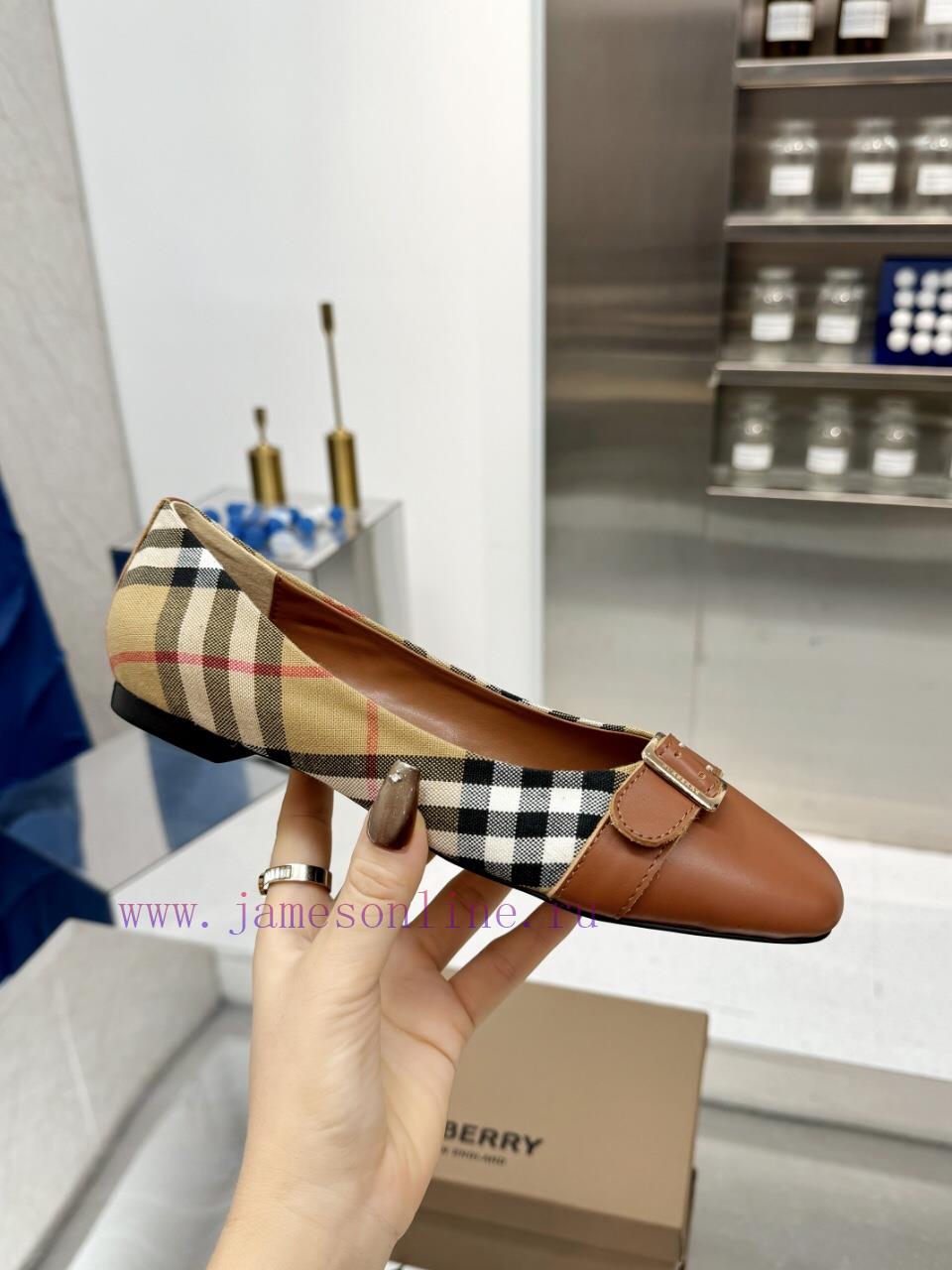 Burberry's classic plaid flat shoes are the least picky and age limited shoes to date. Everyoqrmke8b - Image 9