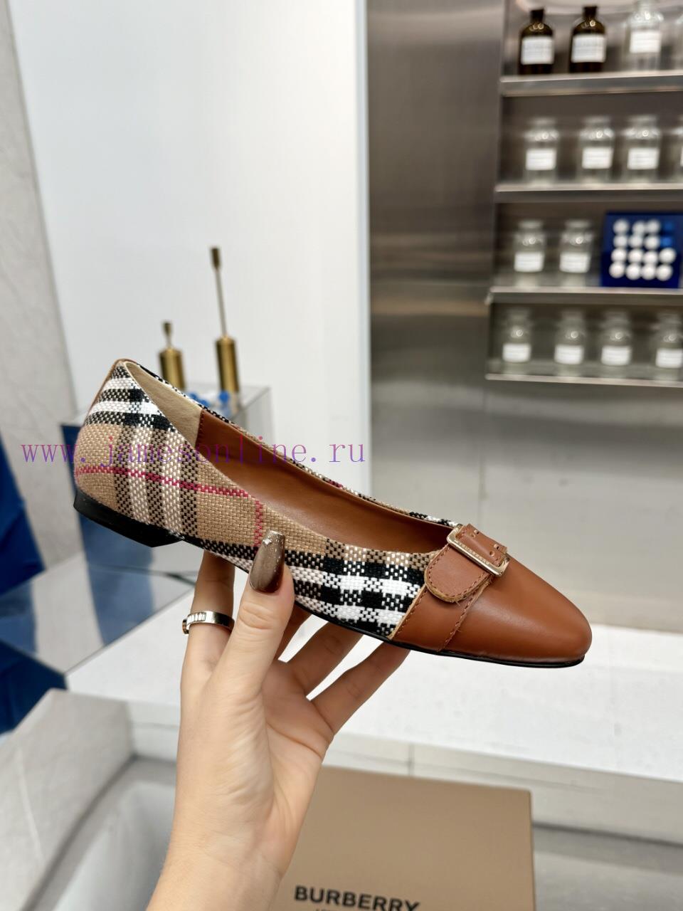 Burberry's classic plaid flat shoes are the least picky and age limited shoes to date. Everya24fm58c - Image 6