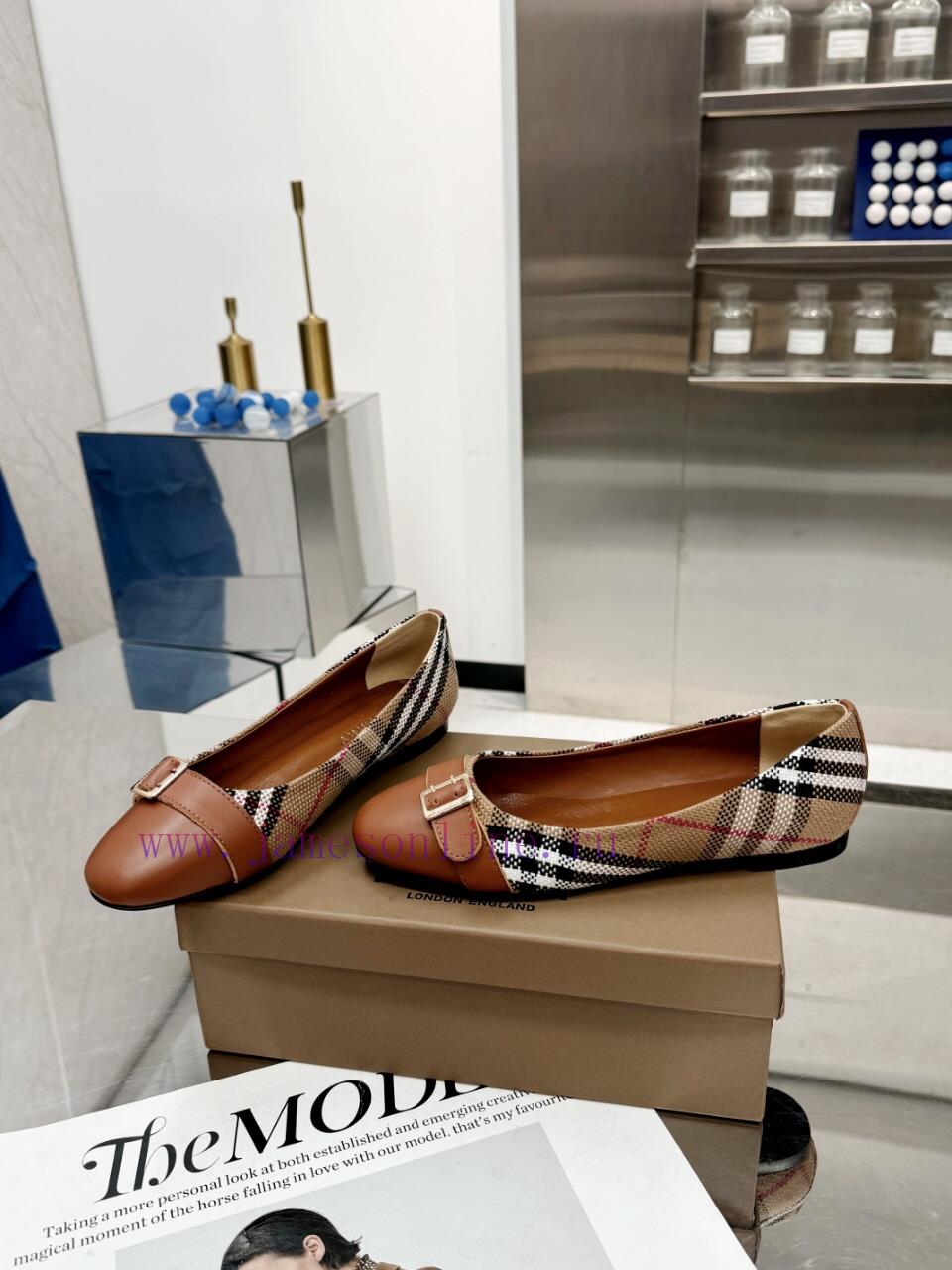 Burberry's classic plaid flat shoes are the least picky and age limited shoes to date. Everya24fm58c - Image 7