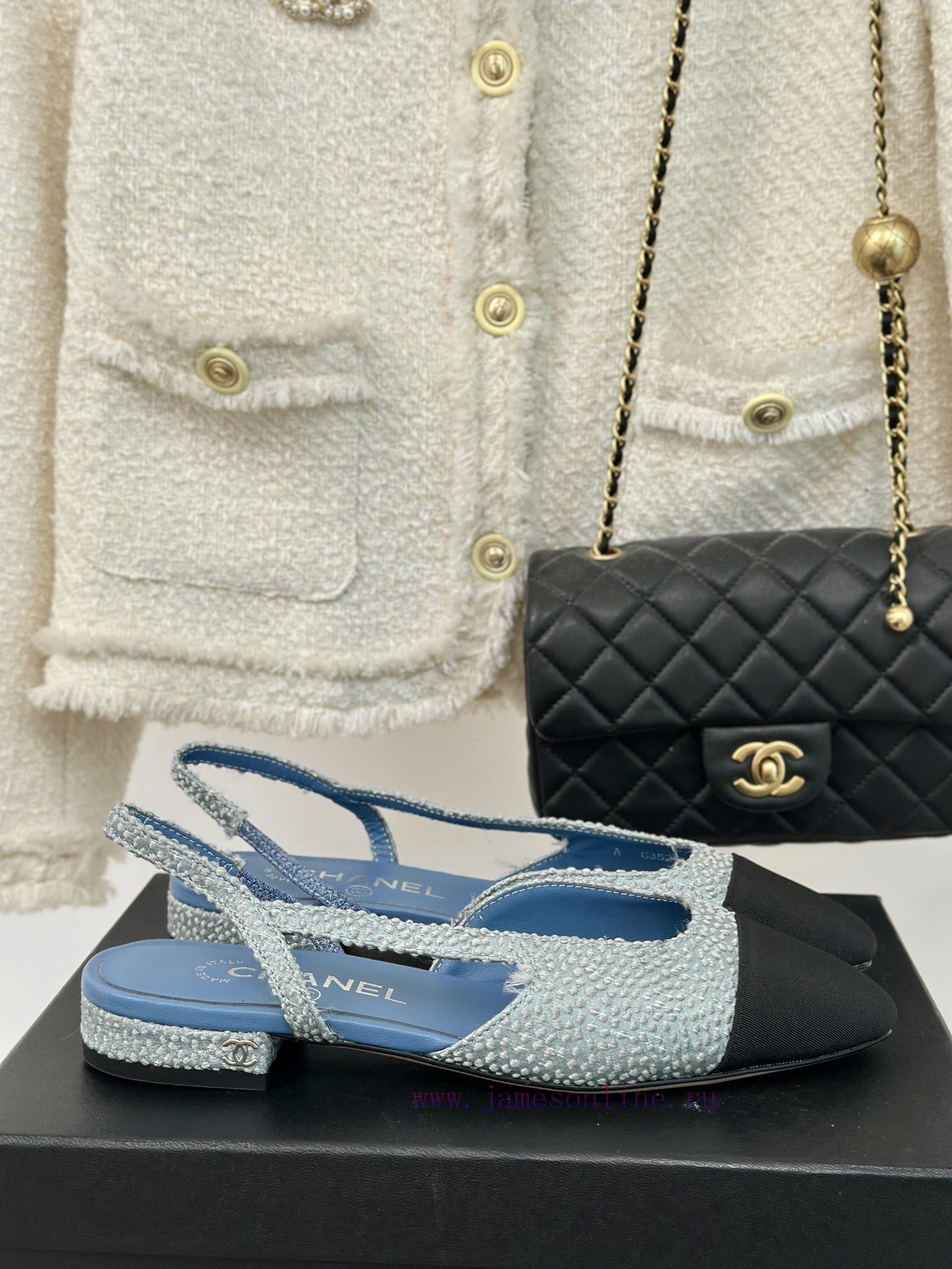 Chanel | Chanel Classic Sling BackColor blocked thick heel empty sandalsAlthough it is one o5khfvcxc