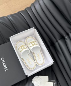 Chanel's New Double C Willow SlippersThis season's honey looks so good when dragged on footT6p3p1oi6