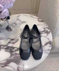 Chanel's new flat bottomed Mary Jane shoes feature classic color schemes that exude a stylisay17ipmn