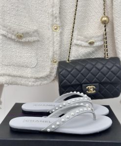 CHANEL THONGS is 25C Spring/SummerRunway flip flopsSummer flip flops inexplicably make peopl1z1q04be