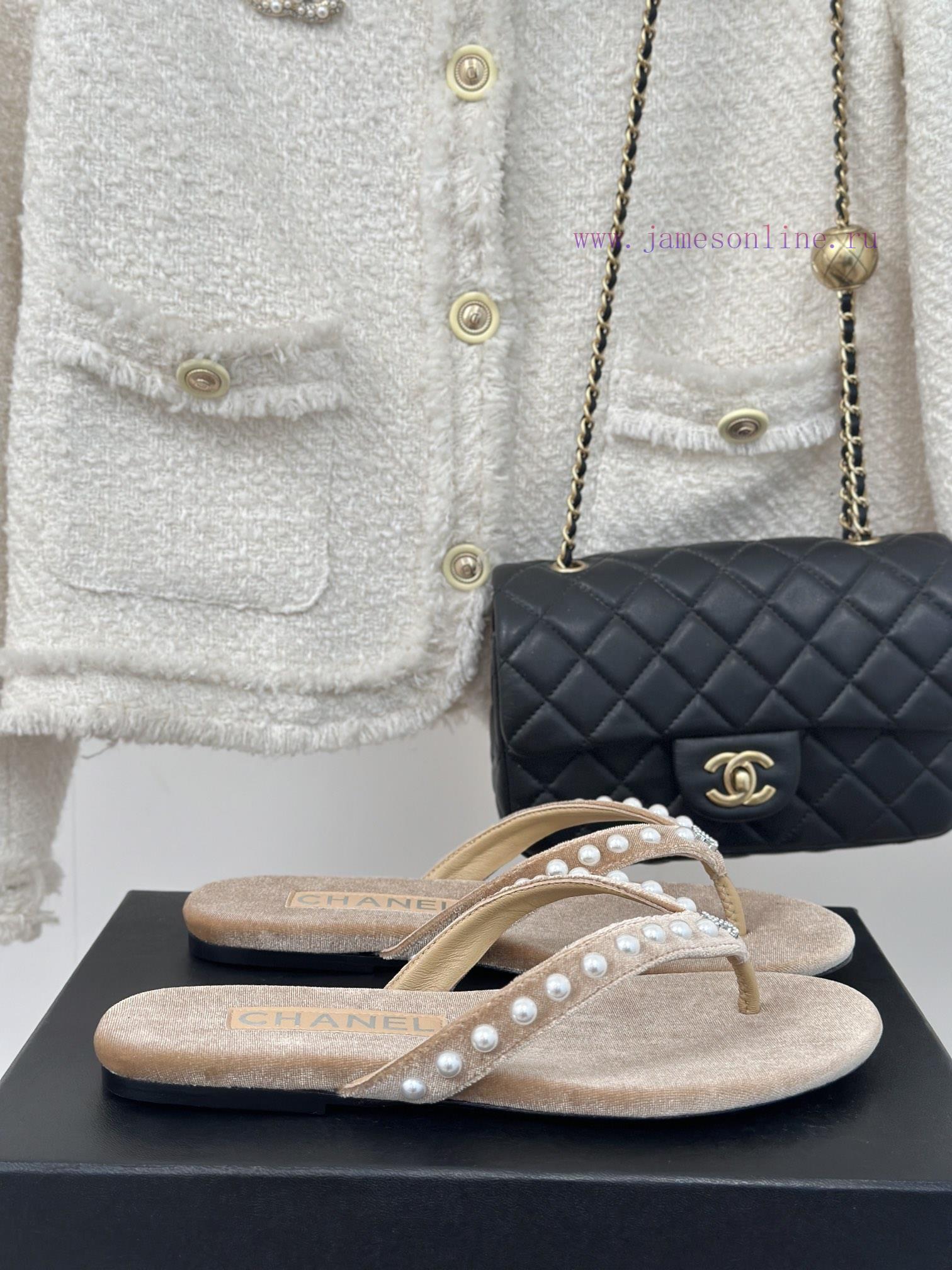 CHANEL THONGS is 25C Spring/SummerRunway flip flopsSummer flip flops inexplicably make peopl0wv81lx6