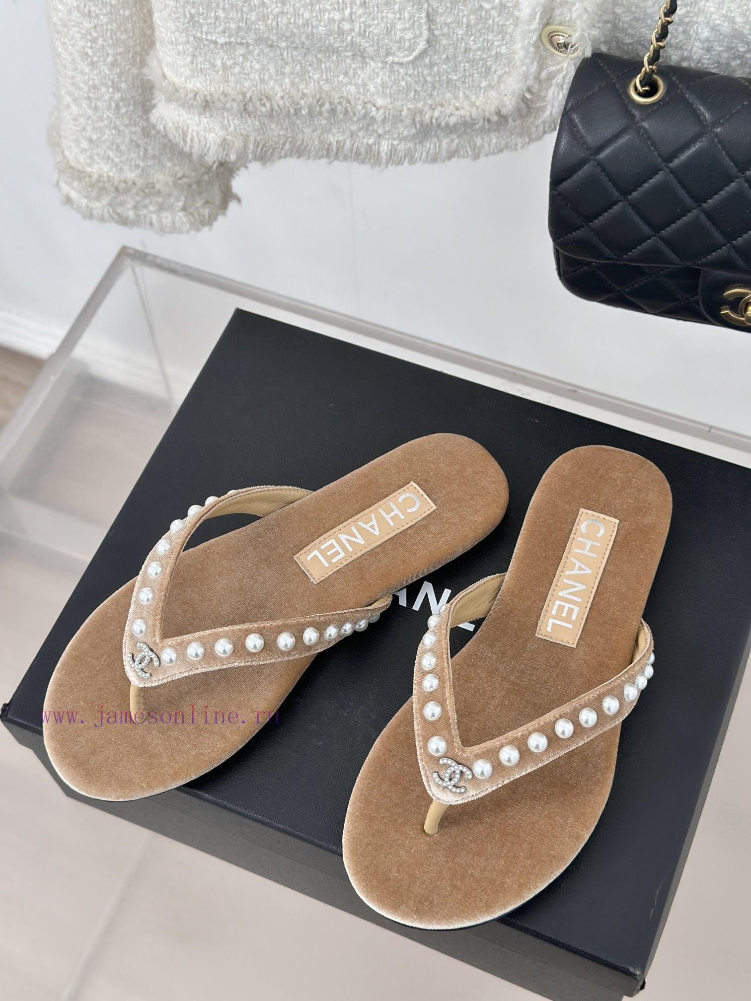 CHANEL THONGS is 25C Spring/SummerRunway flip flopsSummer flip flops inexplicably make peopl0wv81lx6 - Image 3