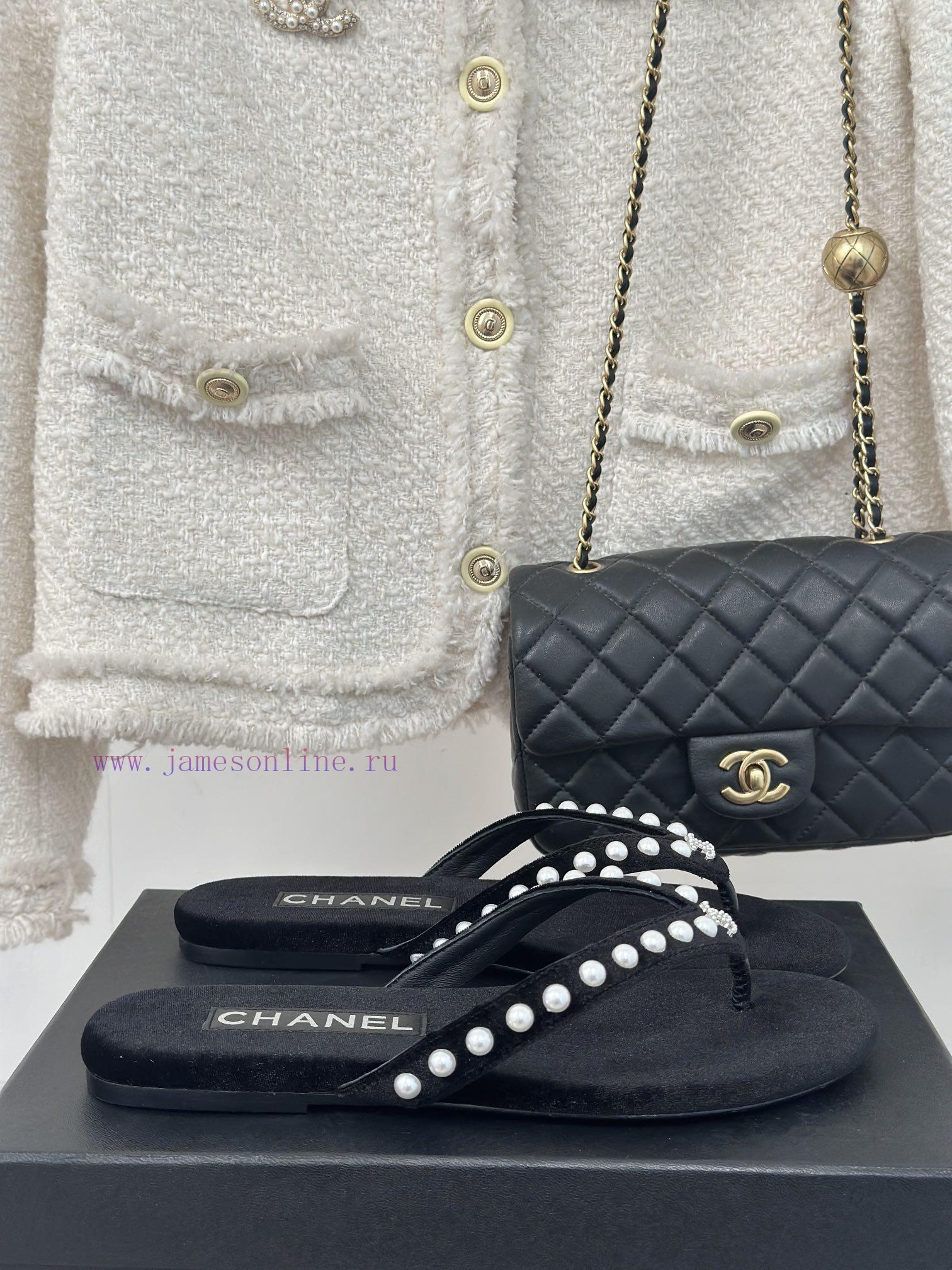 CHANEL THONGS is 25C Spring/SummerRunway flip flopsSummer flip flops inexplicably make peoplzvr216jq - Image 2