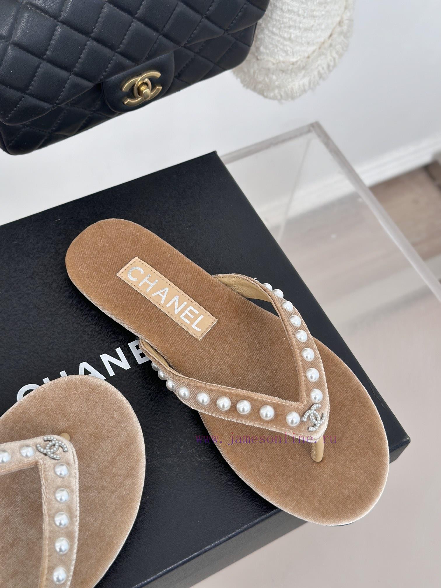 CHANEL THONGS is 25C Spring/SummerRunway flip flopsSummer flip flops inexplicably make peopl0wv81lx6 - Image 6