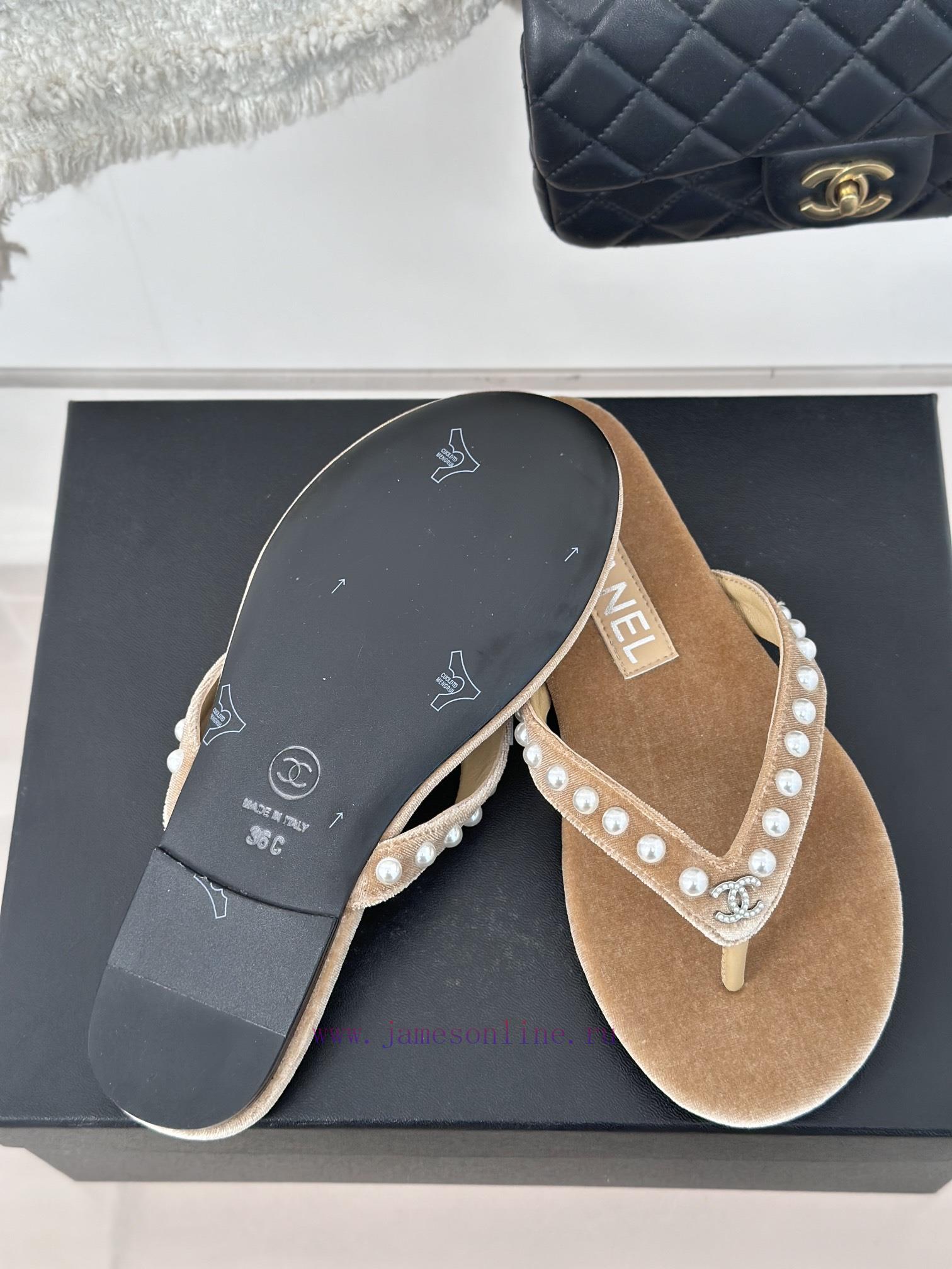 CHANEL THONGS is 25C Spring/SummerRunway flip flopsSummer flip flops inexplicably make peopl0wv81lx6 - Image 10