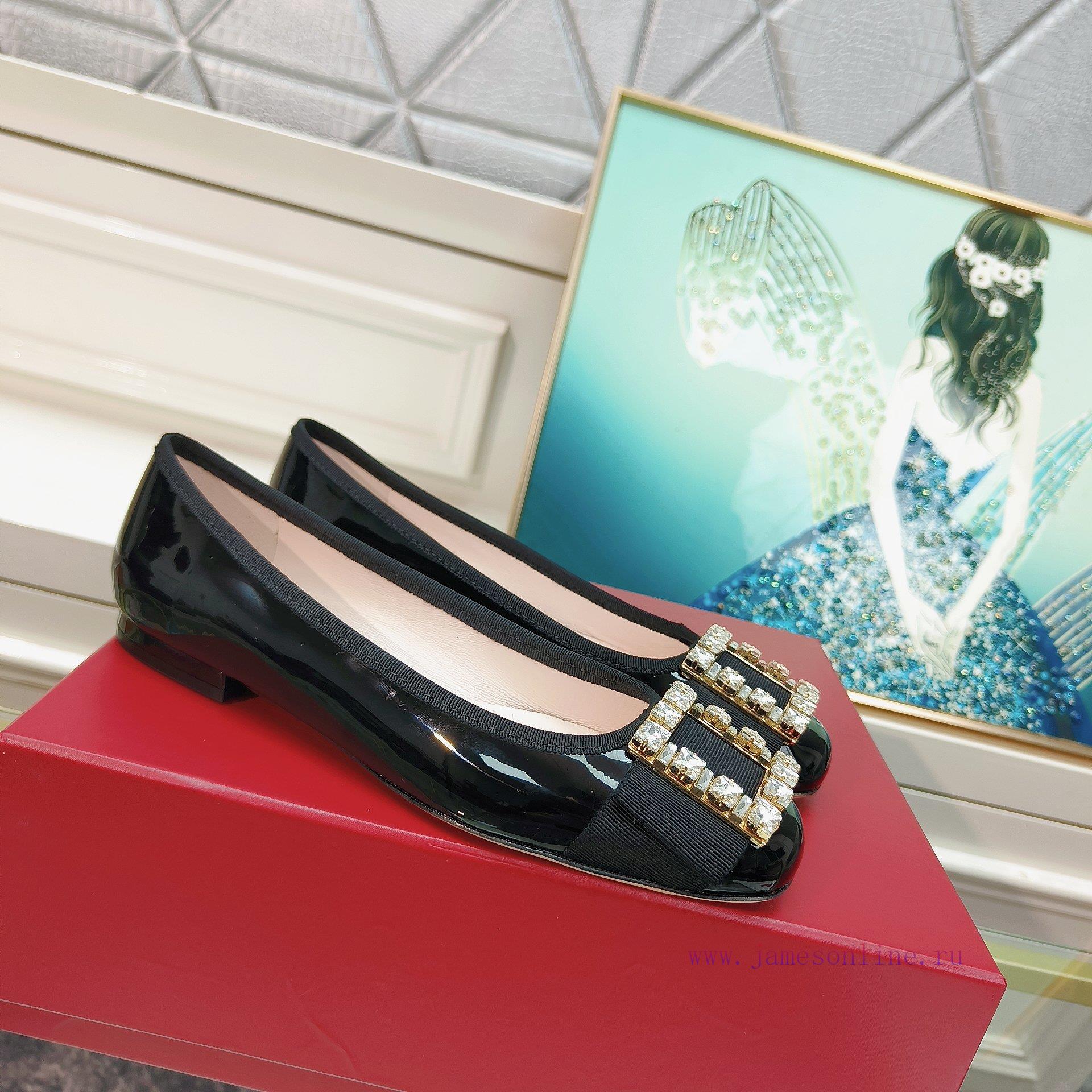 The 2024 RVRoger Vivier draws inspiration from the Belle Vivier collection, while the Tr è sv8kx8qtu - Image 2